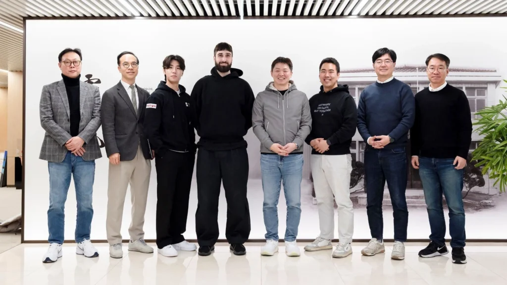 Aidan Gomez (fourth from the left), co-founder and CEO of Cohere, visited Korea in March 2025 and posed for a commemorative photo at the SAMIL Building with Min-seok Bae (third from the left), CEO of PhnyX Lab; Sung-hwan Choi (fifth from the left), Executive Advisor (EA) to PhnyX Lab and COO of SK Networks; and others.