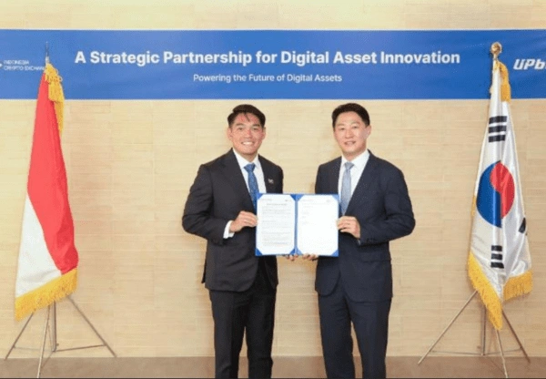 Upbit operator Dunamu Inc. CEO Oh Kyung-seok (right) poses with ICEx Group Chief Executive Pang Xue Kai (left) after signing a memorandum of understanding in Seoul on April 1, 2026. 출처 : THE ELEC, Korea Electronics Industry Media(http://www.thelec.net)